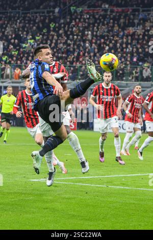 Lautaro Martinez dell'Inter in azione durante la partita di calcio di serie A Enilive 2024/2025 tra Milan e Inter allo stadio Giuseppe Meazza di Mila Foto Stock