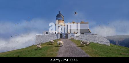 Foto a colori del faro di Stoer Head, Thomas Stevenson nel 1870 , Lochinver, Highland Scozia. Il faro è alto 45 piedi (14 m), Foto Stock