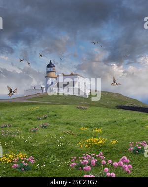Foto a colori del faro di Stoer Head, Thomas Stevenson nel 1870 , Lochinver, Highland Scozia. Il faro è alto 45 piedi (14 m), Foto Stock