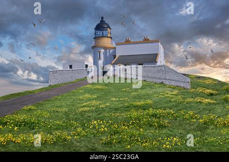 Foto a colori del faro di Stoer Head, Thomas Stevenson nel 1870 , Lochinver, Highland Scozia. Il faro è alto 45 piedi (14 m), Foto Stock