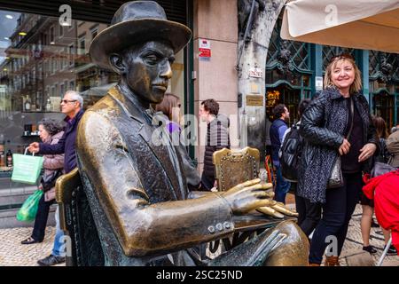 Scultura di Fernando Pessoa, Lisbona, Portogallo Foto Stock