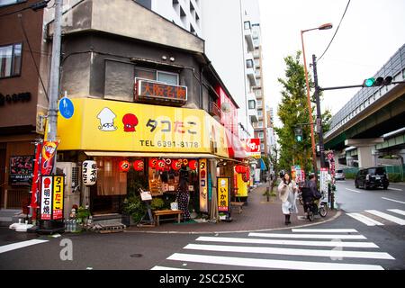 Ristorante giapponese di pesce all'angolo di una strada nella città di Osaka, Giappone. Foto Stock