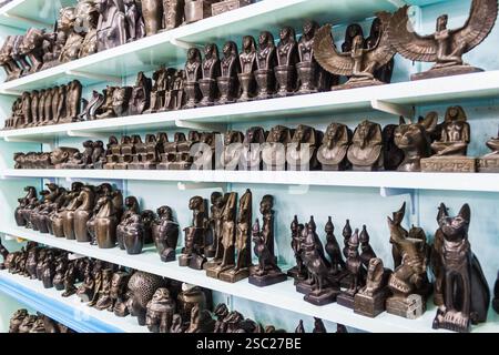 Vetrina del negozio di souvenir egiziano e statue Foto Stock