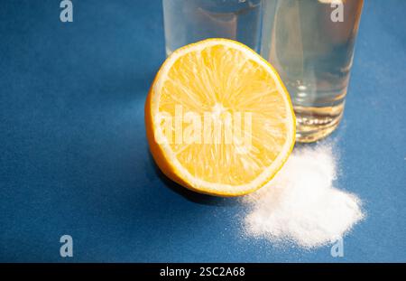Una disposizione ben composta di ingredienti naturali per la pulizia e la salute, tra cui bicarbonato, limone fresco, aceto e sidro di mele, posizionato su un vibr Foto Stock
