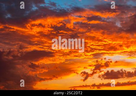 Cielo spettacolare al tramonto o all'alba. Nuvole arancioni vivaci. Cielo al tramonto. Foto Stock
