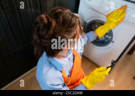 La pulizia regolare impedisce l'accumulo di residui di detergente o ammorbidente all'interno della macchina, garantendo una migliore qualità di lavaggio. Foto Stock