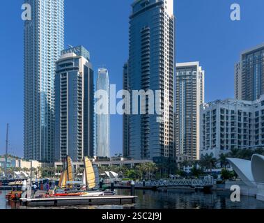 Nuovissimo Dubai Creek Harbour. Una breve corsa in traghetto attraverso il torrente con moderni grattacieli e porticciolo per una vita lussuosa e intrattenimento. Foto Stock