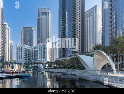 Nuovissimo Dubai Creek Harbour. Una breve corsa in traghetto attraverso il torrente con moderni grattacieli e porticciolo per una vita lussuosa e intrattenimento. Foto Stock