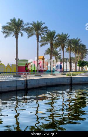 Nuovissimo Dubai Creek Harbour. Una breve corsa in traghetto attraverso il torrente con moderni grattacieli e porticciolo per una vita lussuosa e intrattenimento. Foto Stock