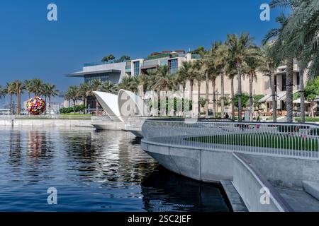 Nuovissimo porto e porticciolo di Dubai Creek. Un giro in traghetto attraverso il torrente con moderni grattacieli e porticciolo per una vita lussuosa e intrattenimento. Foto Stock