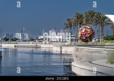Nuovissimo porto e porticciolo di Dubai Creek. Un giro in traghetto attraverso il torrente con moderni grattacieli e porticciolo per una vita lussuosa e intrattenimento. Foto Stock
