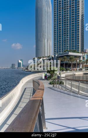 Nuovissimo Dubai Creek Harbour. Una breve corsa in traghetto attraverso il torrente con moderni grattacieli e porticciolo per una vita lussuosa e intrattenimento. Foto Stock