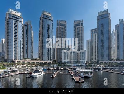 Nuovissimo porto e porticciolo di Dubai Creek. Un giro in traghetto attraverso il torrente con moderni grattacieli e porticciolo per una vita lussuosa e intrattenimento. Foto Stock