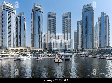 Nuovissimo porto e porticciolo di Dubai Creek. Un giro in traghetto attraverso il torrente con moderni grattacieli e porticciolo per una vita lussuosa e intrattenimento. Foto Stock