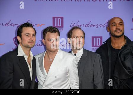 Samuel Schneider, Friedrich Mücke, Godehard Giese und Malick Bauer zu Gast auf dem roten Teppich bei der Kino Film Premiere WUNDERSCHÖNER im Zoo Palast am 04.feb 2025 a Berlin Berlin Deutschland *** Samuel Schneider, Friedrich Mücke, Godehard Giese e Malick Bauer come ospiti sul Red carpet alla prima del film WUNDERSCHÖNER allo Zoo Palast il 4 febbraio 2025 a Berlino Berlino Germania Foto Stock