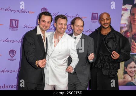 Samuel Schneider, Friedrich Mücke, Godehard Giese und Malick Bauer zu Gast auf dem roten Teppich bei der Kino Film Premiere WUNDERSCHÖNER im Zoo Palast am 04.feb 2025 a Berlin Berlin Deutschland *** Samuel Schneider, Friedrich Mücke, Godehard Giese e Malick Bauer come ospiti sul Red carpet alla prima del film WUNDERSCHÖNER allo Zoo Palast il 4 febbraio 2025 a Berlino Berlino Germania Foto Stock