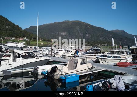 Barche nel porto turistico di Balestrand, Norvegia Foto Stock