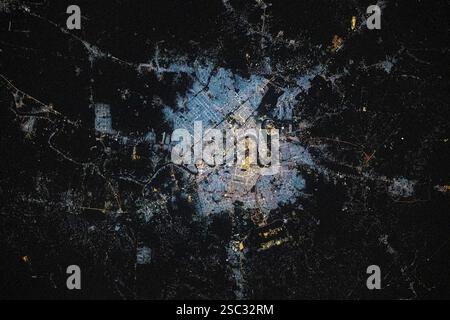 Luci della città di notte. La ISS sta volando nell'area di Iraq, Iran e Kuwait. Foto Stock