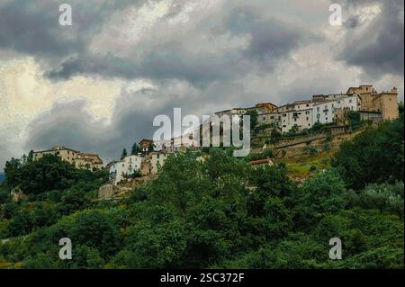 Picinisco, un pittoresco villaggio nell'Appennino Italiano, che sorge su una collina circondata da una vegetazione lussureggiante sotto un cielo tempestoso. Lazio, Italia Foto Stock