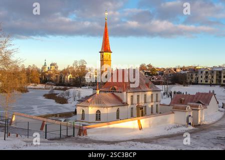 GATCHINA, RUSSIA - 25 DICEMBRE 2022: Vista del Palazzo del Priorato in una serata invernale. Gatchina, regione di Leningrado. Russia Foto Stock