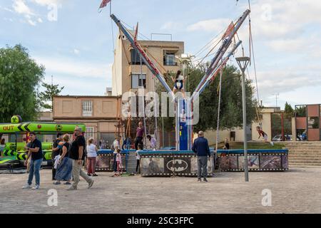 Felanitx, Spagna; 20 ottobre 2024: Saltando le attrazioni con le zip line e giocando con i bambini, alla fiera della paprika nella città di Felanitx, Spai Foto Stock