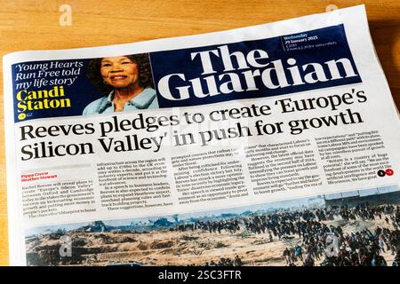 29 gennaio 2025. Il titolo del Guardian legge Reeves che si impegna a creare "la Silicon Valley in Europa" per promuovere la crescita. Foto Stock