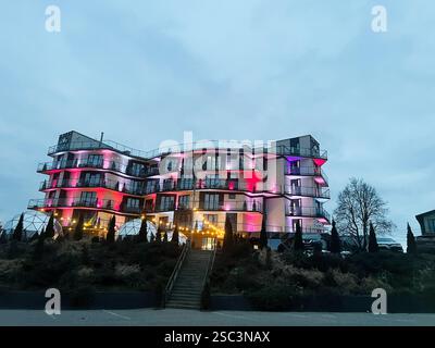 Kiev, Ucraina - 4 febbraio 2025: Edificio contemporaneo illuminato da luci colorate che mostrano modernità e uno stile distintivo Foto Stock