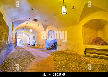 Salisburgo, Austria - 27 febbraio 2019: Il grande corridoio difensivo tra torri del Castello Hohensalzburg con il cannone cannoniere e ampia nicchie in t Foto Stock
