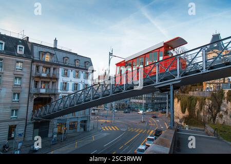 Zurigo, 24 gennaio 2025: Linea del tram della funicolare Polybahn e vista sulla città. Foto Stock