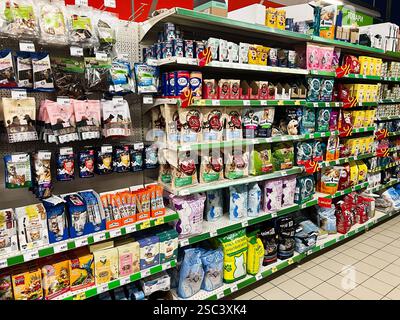 Kiev, Ucraina - 4 febbraio 2025: Scaffale pieno di diversi alimenti per animali e forniture per cani e gatti Foto Stock