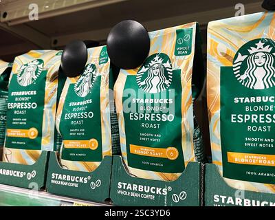 Kiev, Ucraina - 4 febbraio 2025: Pacchetti di tostatura espresso Starbucks con caffè integrale su uno scaffale del mercato Foto Stock