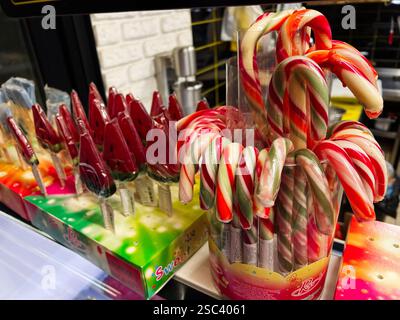 Kiev, Ucraina - 4 febbraio 2025: Vivido assortimento di canne di caramelle e lecca lecca-lecca in allegri e festosi arrangiamenti Foto Stock