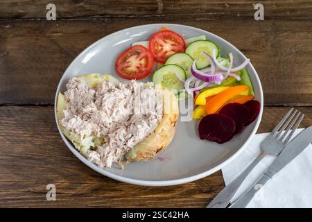 Patata e tonno Mayo serviti con un'insalata Foto Stock