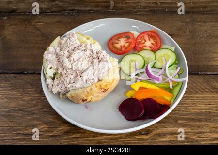 Patata e tonno Mayo serviti con un'insalata Foto Stock