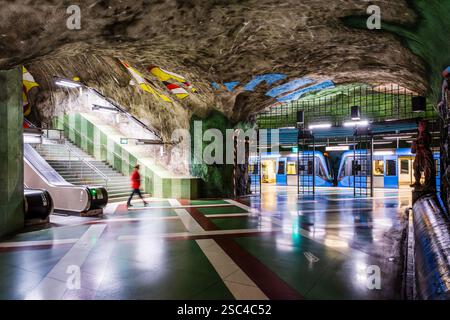 Un treno della metropolitana C20 si trova al binario della stazione di Kungsträdgården a Stoccolma, Svezia, i cui corridoi sono stati decorati da Ulrik Samuelson. Foto Stock