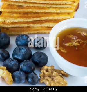 waffle dolci con mirtilli e miele da vicino Foto Stock