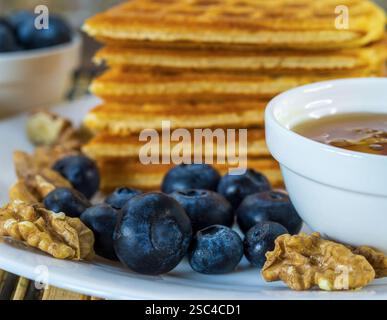 waffle dolci con mirtilli e miele da vicino Foto Stock