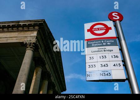 Il 5 febbraio 2024 vi è un cartello con la fermata dell'autobus presso il nuovo Elephant and Castle nel sud di Londra. Credito fotografico: SMP Foto Stock