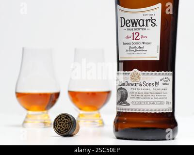 Germania - 5 febbraio 2025: In questa foto vengono mostrate le bottiglie e le bicchieri di vetro Dewars 12 Jahre Double Aged Blended Scotch Whisky. Foto Stock