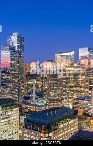 Skyline del centro di Toronto, Ontario, Canada all'ora blu. Foto Stock