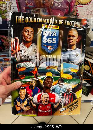 Kiev, Ucraina - 4 febbraio 2025: Album ufficiale di adesivi FIFA 365 che celebra i 10 anni di calcio nel 2025 Foto Stock