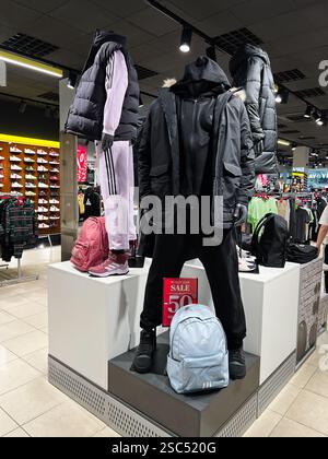 Kiev, Ucraina - 4 febbraio 2025: Abbigliamento invernale per uno stile di vita attivo con zaini in mostra. Foto Stock