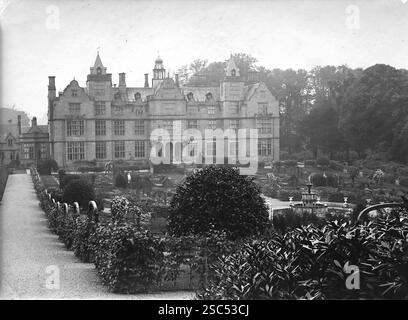 Una vista dal terreno, Hewell Grange, una residenza del XIX secolo in stile giacobino costruita per il i conte di Plymouth, a Tardebigge, Worcestershire, Inghilterra. 1900, monocromatico: Da un'importante collezione storica di fotografie di albumi originali, non attribuite, dal tardo Vittoriano al primo edoardiano: Un tour britannico che include Staffordshire, Warwickshire e Galles del Nord. La qualità degli originali era variabile e la maggior parte era di 108x165 mm. Foto Stock