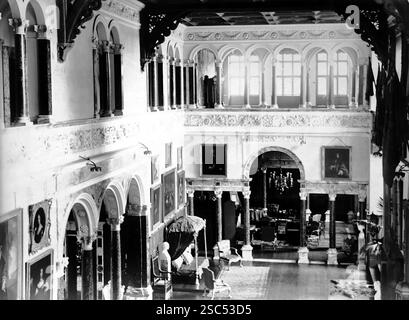 Una vista dell'Entrance Hall, Hewell Grange, una residenza del XIX secolo in stile giacobino costruita per il i conte di Plymouth, a Tardebigge, Worcestershire, Inghilterra. 1900, monocromatico: Da un'importante collezione storica di fotografie di albumi originali, non attribuite, dal tardo Vittoriano al primo edoardiano: Un tour britannico che include Staffordshire, Warwickshire e Galles del Nord. La qualità degli originali era variabile e la maggior parte era di 108x165 mm. Foto Stock