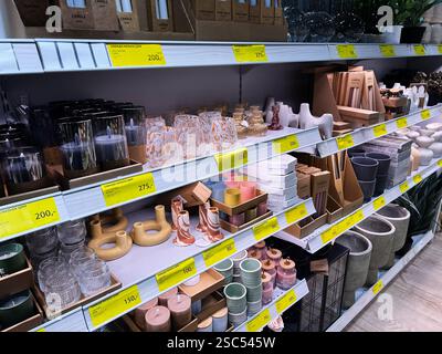 Kiev, Ucraina - 4 febbraio 2025: Una varietà di oggetti per la casa decorativi e funzionali disposti ordinatamente sugli scaffali di un negozio Foto Stock