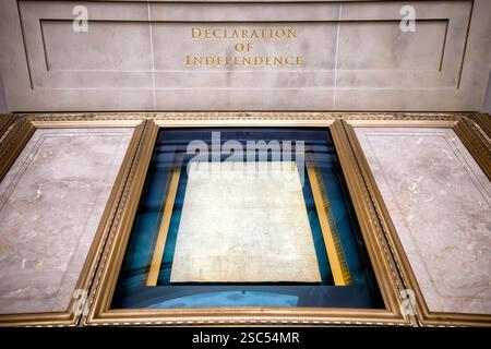 WASHINGTON DC - la dichiarazione d'indipendenza originale, protetta in un caso di conservazione specializzata, è esposta nella Rotonda del National Archives Building. Questa pergamena storica, firmata nel 1776, si trova in un involucro in titanio e alluminio riempito con gas argon inerte per evitare il deterioramento, consentendo ai visitatori di vedere uno dei documenti fondanti americani, garantendo al contempo la sua conservazione. Foto Stock