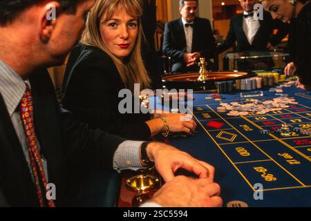 Gente che gioca alla roulette a un tavolo da casinò a Beruit, Libano. Foto Stock