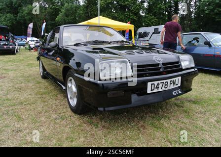 Una Opel Manta GTE del 1987 parcheggiata in mostra al 49th Historic Vehicle Gathering, Powderham, Devon, Inghilterra, Regno Unito. Foto Stock