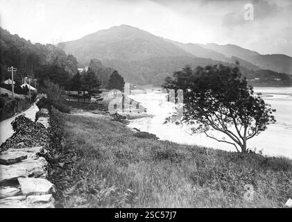 La baia e una vista montuosa dalla strada per Barmouth, Gwynedd, Galles. 1900, monocromatico: Da un'importante collezione storica di fotografie di albumi originali, non attribuite, dal tardo Vittoriano al primo edoardiano: Un tour britannico che include Staffordshire, Warwickshire e Galles del Nord. La qualità degli originali era variabile e la maggior parte era di 108x165 mm. Foto Stock