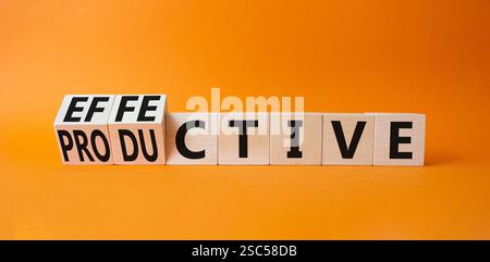 Simbolo efficace e produttivo. Cubi trasformati con parole produttive ed efficaci. Bellissimo sfondo arancione. Business, efficienza e produttività Foto Stock